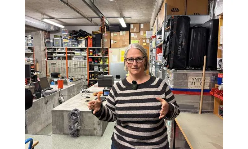 Professor Mathilde Sørensen, Department of Earth Science, UiB, explains how the seismometer works.