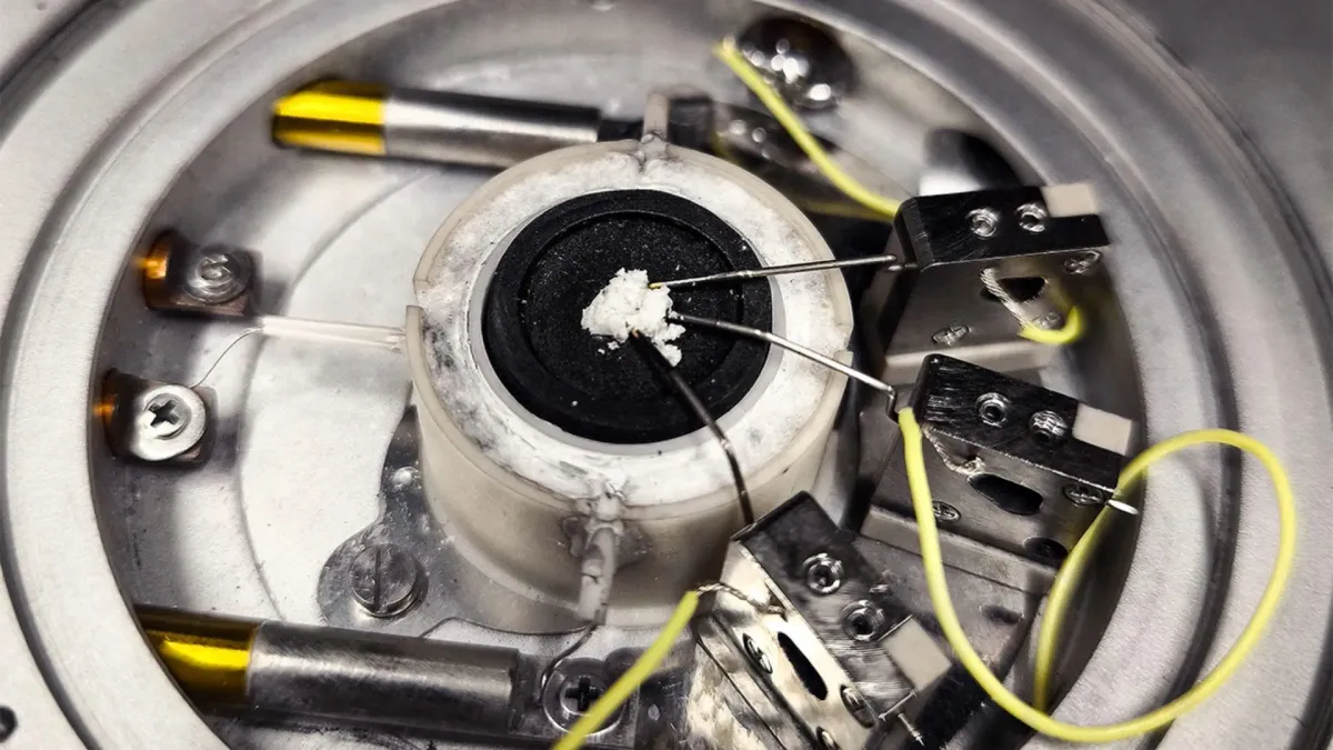 Scientists Are Turning Thin Air Into EV Battery Parts. Just Add Molten Salt.