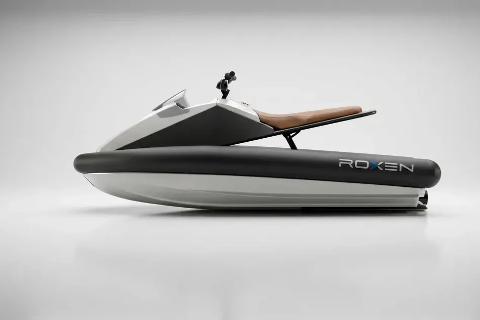 The Roxen measures 2.49 x 1.25 x 1 meters (8.2 x 4.1 x 3.3 ft) in riding mode, and 2.49 x 1.15 x 0.65 meters (8.2 x 3.8 x 2.1 ft) in transport mode