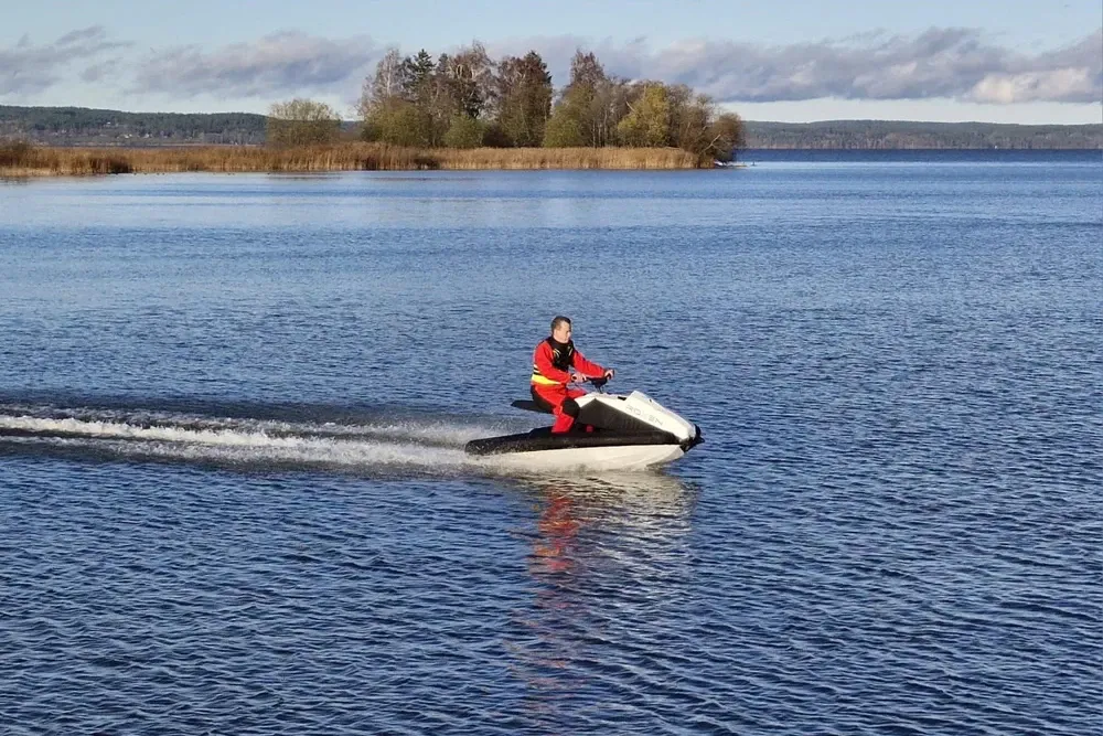 The Roxen has a battery range of about 30 km (19 miles)