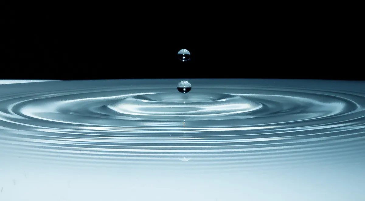 Water Gets Weird When Squeezed Flat. Scientists Finally Saw How.