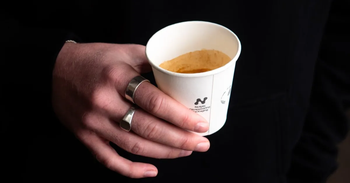 Over 500 billion disposable coffee cups are trashed everywhere. This 'seaweed cup' hopes to change that