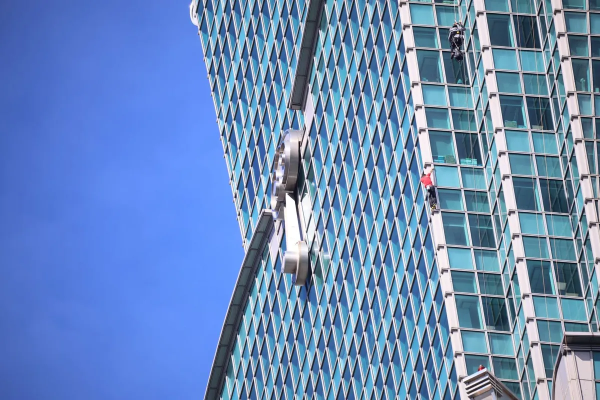 See How Alex Honnold Climbed a Dizzying 1,667-Foot-Tall Skyscraper Without Ropes