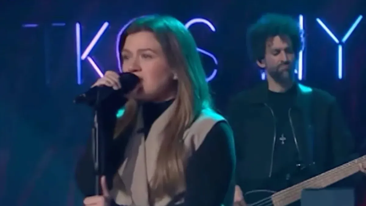 Kelly Clarkson Takes on KPop Demon Hunters Hit and Slays