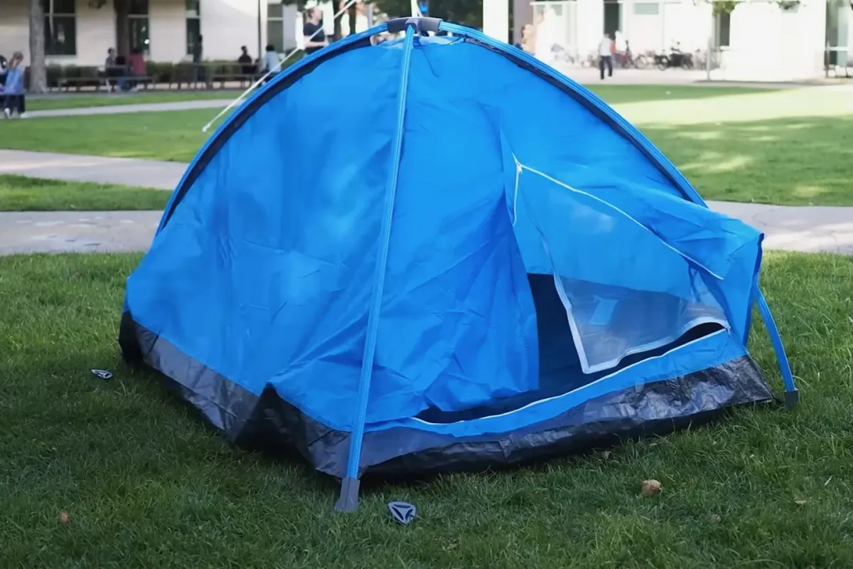 When used as the ribs of a tent, the Y-zipper drastically reduces setup time