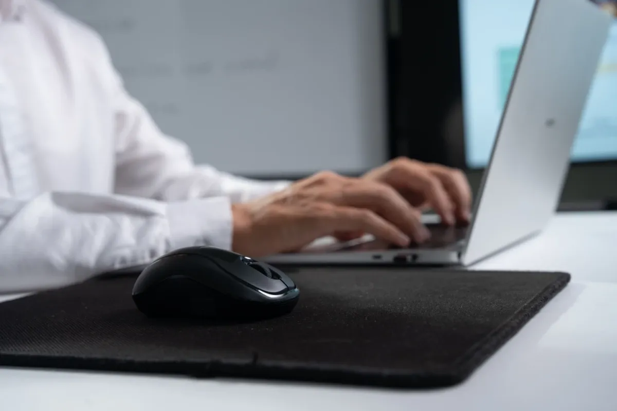 Fully assembled on a desk mat, the modular unit provides the contoured palm support of a traditional ergonomic mouse