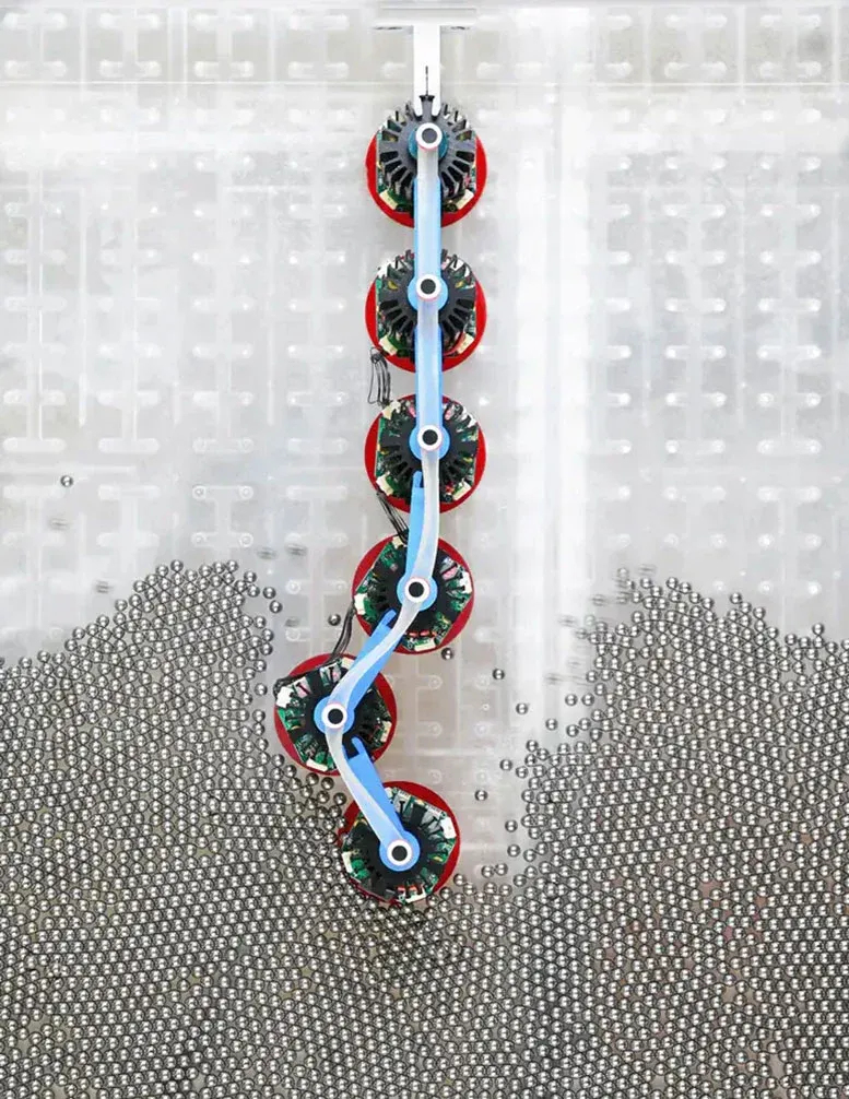 Flexible Active Structure Navigates Metallic Particles While Changing Mechanical Behavior