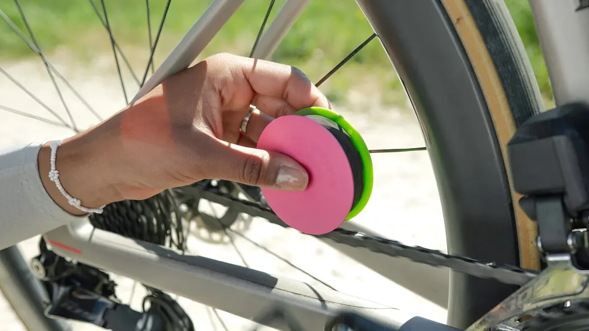 Smart cycling disc rolls on the chain lube for less waste