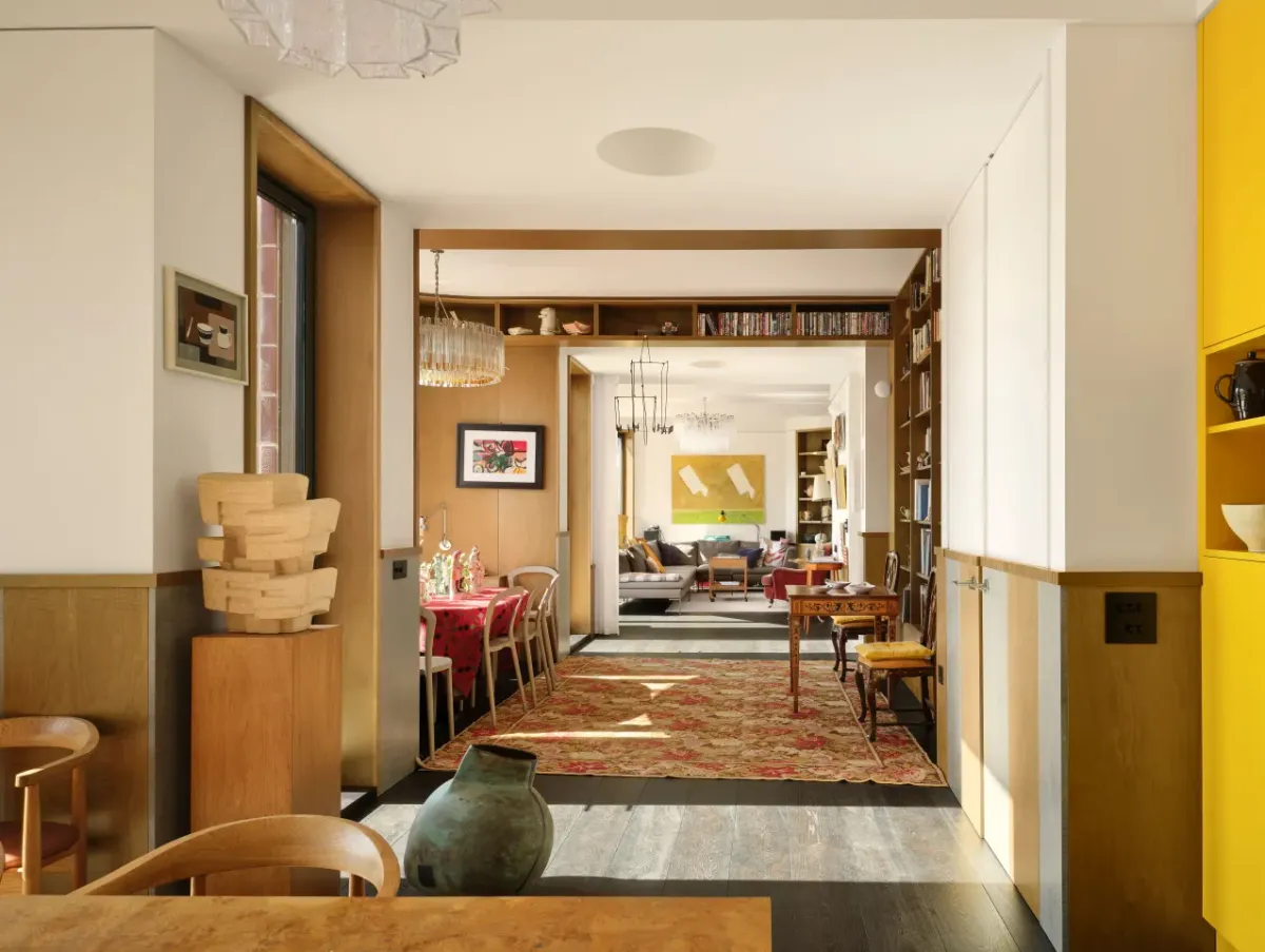 The ground floor has an enfilade layout, consisting of the dining room, library and lounge