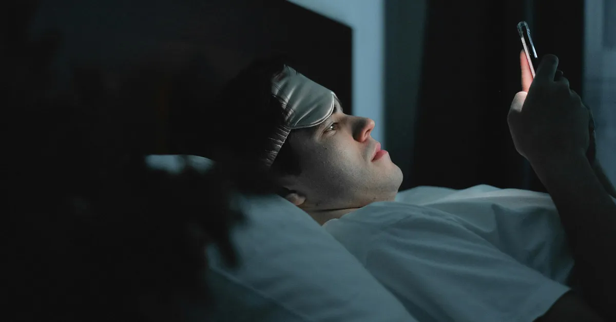 'Unwinding' with screens might actually make you more stressed. Experts suggest this instead