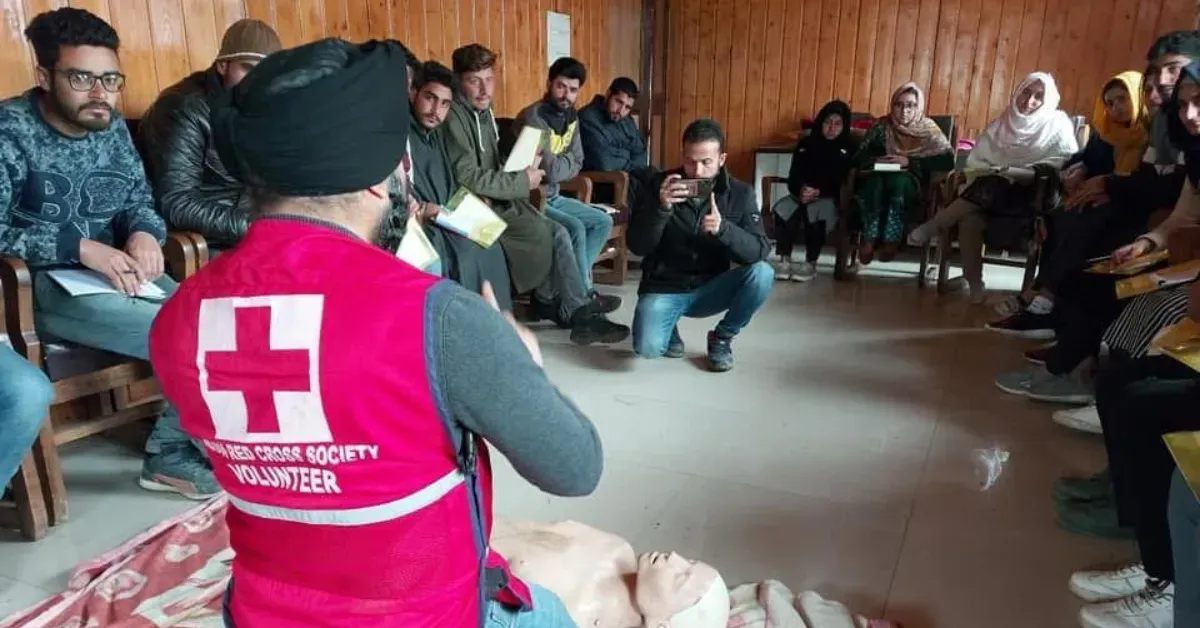 This Kashmiri Dentist Has Spent 20 Years Training People To Save Lives in Emergencies