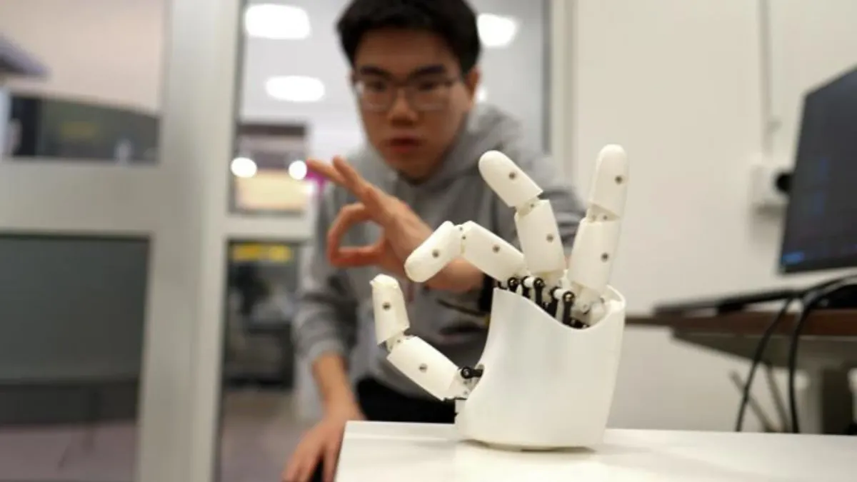 MIT’s new wristband lets you control robots and VR with your actual hand movements