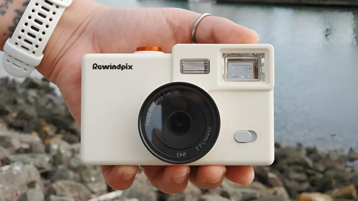 Retro reusable digicam draws on the spirit of the disposable film camera