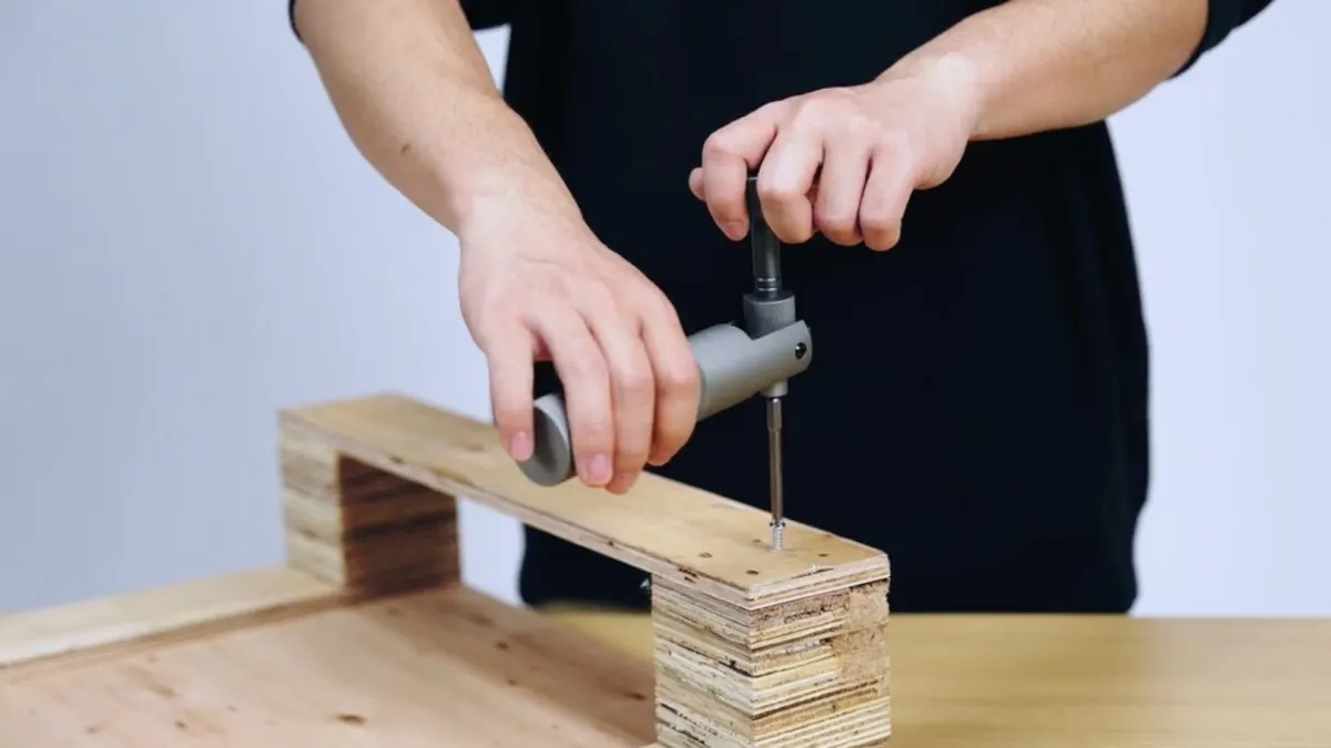 Manual ratchet tool replaces screwdriver set and socket wrench