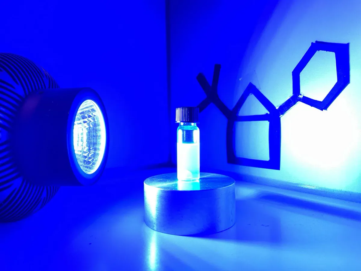 Chemists use light to build strained ring molecules for new drugs