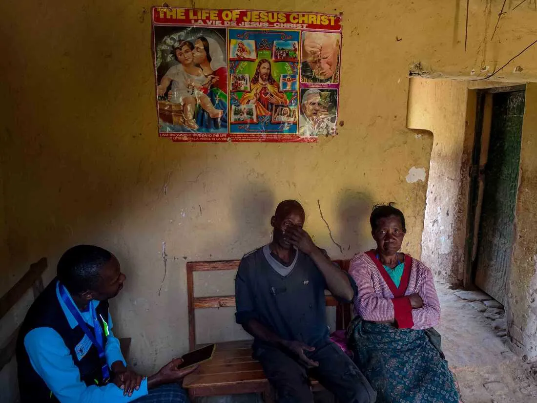 June 14, 2025. Rulindo District, Rwanda. Thacien Ngirabatware (left) and his mother, Aurelia Muhayimana, recount the circumstances surrounding the death of Aurelia’s husband, who died of heart failure, to Aciadomme Inqaise, a verbal autopsy officer.
The visit takes place at their home in the village of Bushoki, in Rwanda’s Rulindo District. Verbal autopsies are part of a national effort to improve mortality data in areas where medical certification of deaths is limited. Photo credit: Juan Arredondo