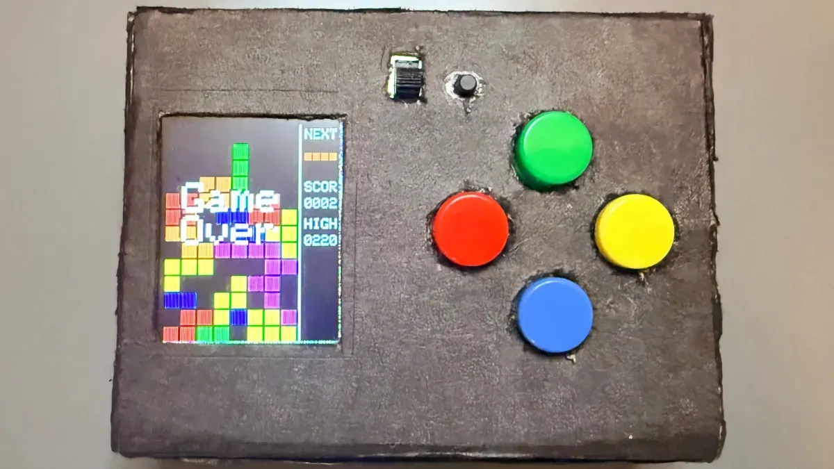 Man builds Tetris console inside cardboard box