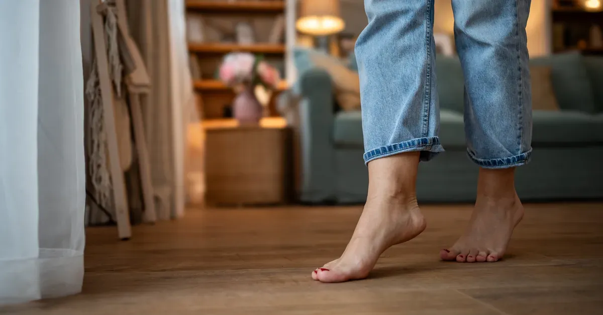 Doctors Shatter the Myth: Walking Barefoot at Home Unlocks Foot Health Benefits