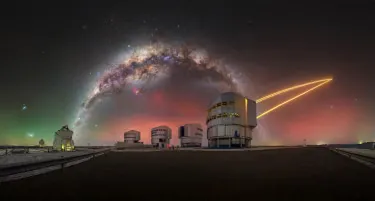 Sodium Milky Way captured at the Very Large Telescope (VLT) on Cerro Paranal, in Chile’s Atacama Desert, under exceptionally pure observing conditions where the boundary between Earth and sky feels almost seamless