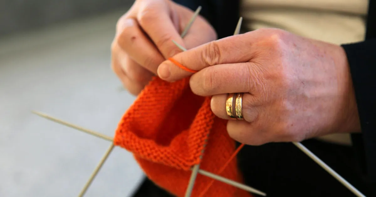 Knitters protest ICE in Minnesota with red hats, inspired by historic act of resistance