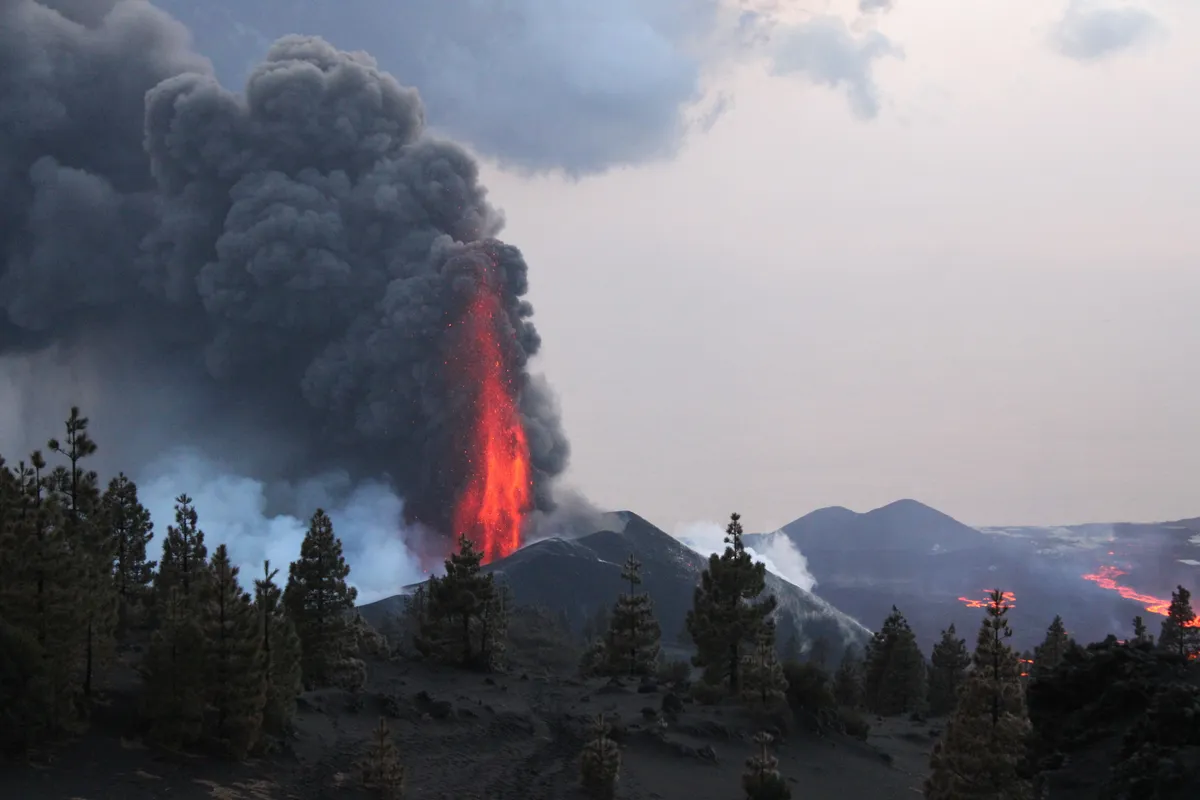 Superheated magma may explain why similar volcanoes erupt in very different ways