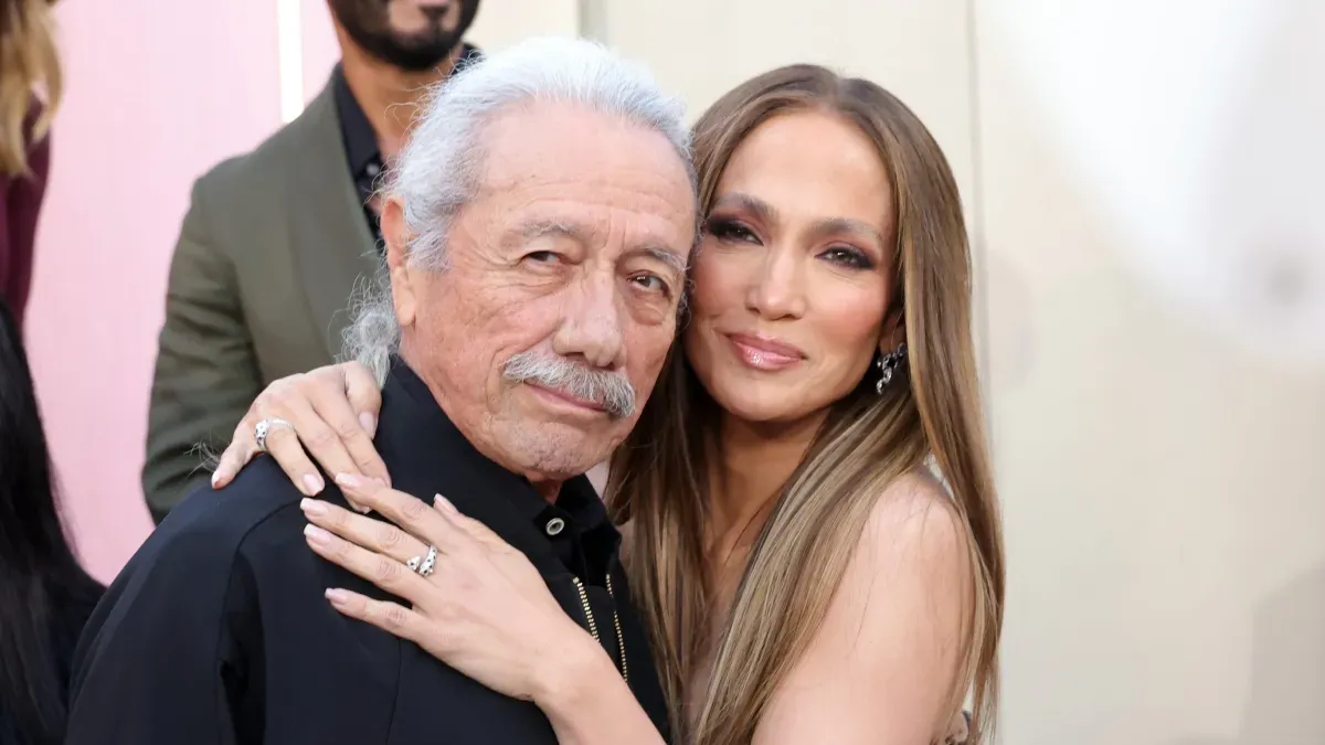 Jennifer Lopez Hugs ‘Selena’ Co-Star in Tearful Red Carpet Reunion